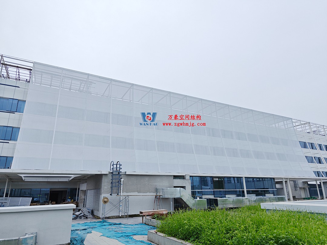 聚焦工程高質量建設，這個網格織物幕墻正在施工安裝中